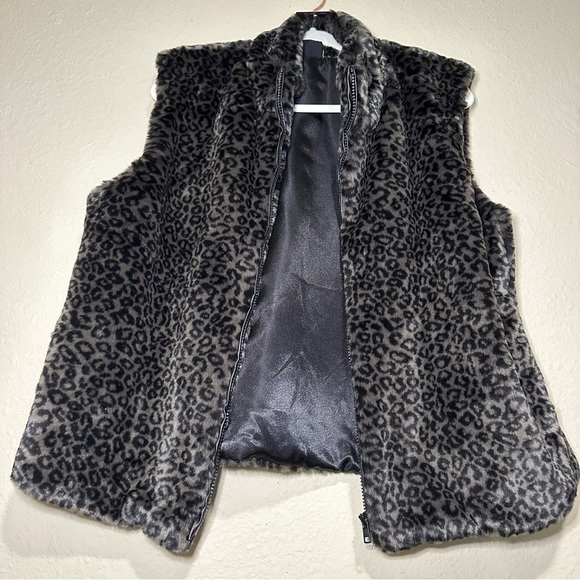 042. Animal Print Faux Fur Vest - Size XL - Picture 2 of 3